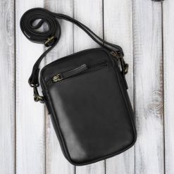 Saszetka męska skórzana na ramię czarna mała funkcjonalna Paolo Peruzzi IM-02-BL. Czarne torby na ramię bez wzorów, ze skóry, na ramię, małe, bez dodatków. Za 104.55 zł.