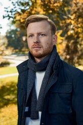 Elegancki szalik męski Brødrene s1 granatowy 9910. Niebieskie szaliki bez wzorów. Za 53.90 zł.