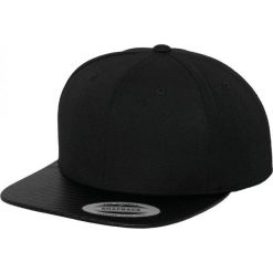 Czapka Snapback Z Płaskim Daszkiem. Czarne czapki z daszkiem FLEXFIT, bez wzorów, z elastanu. Za 91.99 zł.