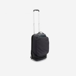 Walizka sportowa Urban 30 L. Czarne walizki Decathlon, bez wzorów, z poliesteru. Za 269.99 zł.