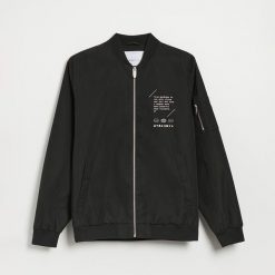 Czarna kurtka bomber z nadrukiem na plecach - Czarny. Czarne kurtki House, l, bez wzorów, bez kaptura. Za 189.99 zł.