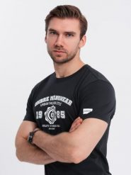 Męski bawełniany t-shirt z nadrukiem w stylu college – czarny V2 OM-TSPT-0137 - XXL. Czarne t-shirty Ombre Clothing, l, z aplikacjami, z bawełny, bez kołnierzyka, bez ramiączek. Za 44.99 zł.