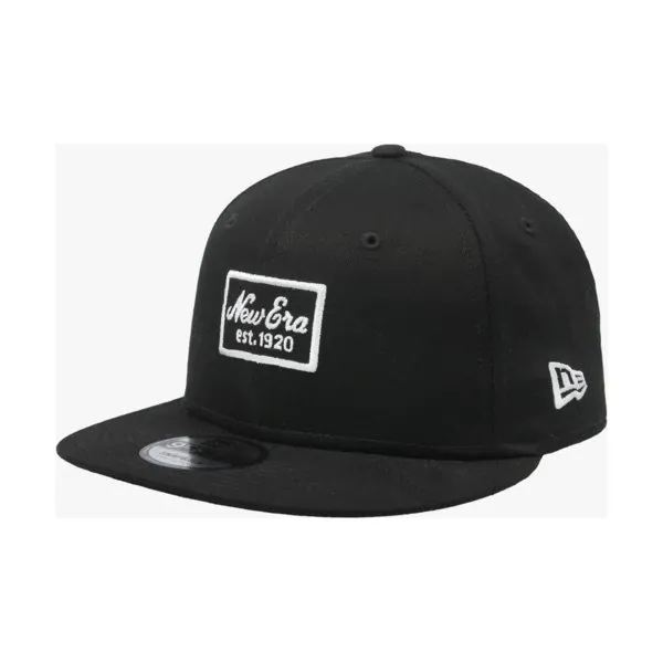 New Era Czapka Ne Script Patch 9Fifty None Blk , czarny, rozmiar SM. Czarne czapki z daszkiem New Era, bez wzorów, z materiału. W wyprzedaży za 59.99 zł.