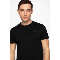 T-shirt męski TSM300 - głęboka czerń. Szare t-shirty 4F, m, bez wzorów, bez kołnierzyka, bez ramiączek. Za 39.99 zł.