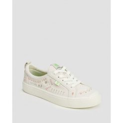 Trampki ze skóry zamszowej Cariuma OCA Suede Smoke White Embroidered. Białe trampki CARIUMA, bez wzorów, bez zapięcia. W wyprzedaży za 338.25 zł.
