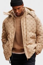 Żakardowa wzorzysta kurtka męska typu puffer– brązowa V2 - Rozmiar: M. Brązowe kurtki Ombre Clothing, na zimę, m, z aplikacjami, z materiału, bez kaptura. W wyprzedaży za 289.99 zł.