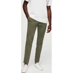 Mango Man - Spodnie Barna1. Eleganckie spodnie marki Mango Man. W wyprzedaży za 59.90 zł.