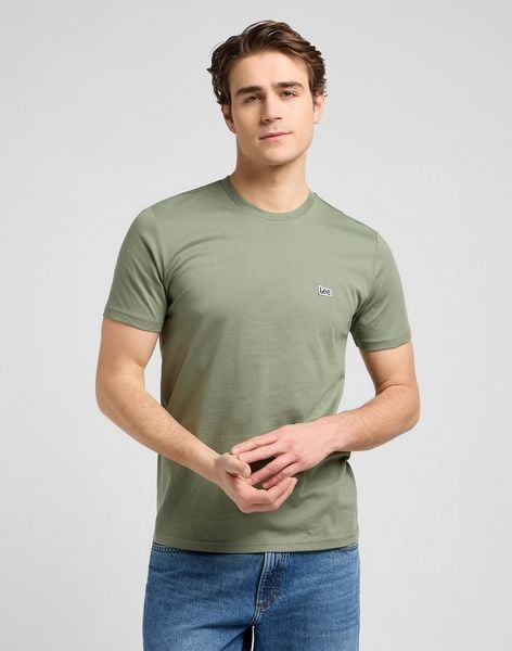 MESKA KOSZULKA LEE SS PATCH LOGO TEE OLIVE STONE 112370497. Zielone t-shirty Lee, xxl, bez wzorów, bez kołnierzyka, bez ramiączek. Za 79.99 zł.