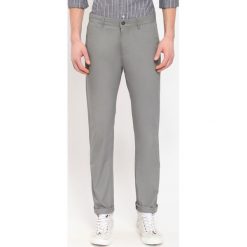 SPODNIE DŁUGIE MĘSKIE KLASYCZNE, CHINOSY. Eleganckie spodnie marki TOP SECRET. W wyprzedaży za 49.99 zł.