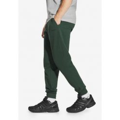 Spodnie dresowe męskie Prosto Old Logo. Zielone szorty Prosto., m, bez wzorów, z dresówki. W wyprzedaży za 153.99 zł.