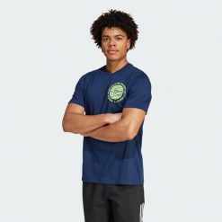 Koszulka Racket Sport Rebels Graphic. Niebieskie t-shirty sportowe Adidas, bez wzorów, bez ramiączek, tenisowe. Za 159.00 zł.