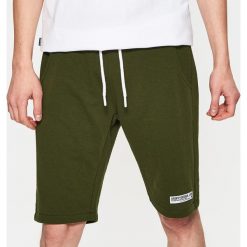 Dresowe szorty z naszywką - Khaki. Szorty marki Cropp. Za 49.99 zł.