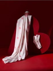 Zestaw: skarpetki i koc w serca - różowy. Czerwone skarpety Sinsay, bez wzorów. Za 35.99 zł.