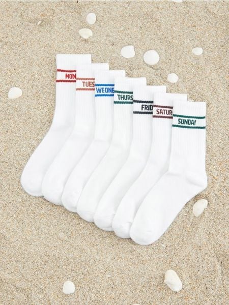 Skarpetki 7 pack - biały. Białe skarpety Sinsay, bez wzorów, prążkowane. Za 17.99 zł.