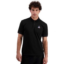 Polo Le Coq Sportif Essentiels. Czarne koszulki polo le coq sportif, m, bez wzorów, bez kołnierzyka, bez ramiączek. Za 262.50 zł.