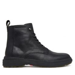 Trzewiki Tommy Hilfiger. Czarne botki sznurowane Tommy Hilfiger, bez wzorów, bez obcasa, bez zapięcia. Za 749.99 zł.
