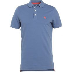 Abercrombie & Fitch Koszulka polo light blue. Koszulki polo marki Abercrombie & Fitch, z bawełny, polo. W wyprzedaży za 131.45 zł.