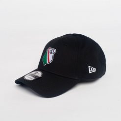 Czapka z daszkiem New Era Legia Warszawa. Czarne czapki z daszkiem New Era, bez wzorów, z bawełny. Za 139.99 zł.