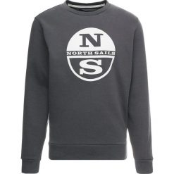 North Sails ROUND NECK GRAPHIC Bluza lead. Bluzy North Sails. Za 359.00 zł.