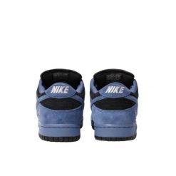 Nike SB Dunk Low Supreme 94 Ocean Fog. Niebieskie swetry nierozpinane Nike, bez wzorów, z materiału, bez kołnierzyka, bez ramiączek. Za 4,125.25 zł.
