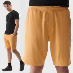 SPODENKI MĘSKIE DRESOWE 4F SPORTOWE BAWEŁNIANE PRZED KOLANO KOLOR POMARAŃCZOWY. Brązowe krótkie spodenki sportowe 4F, l, bez wzorów, z bawełny. Za 79.99 zł.