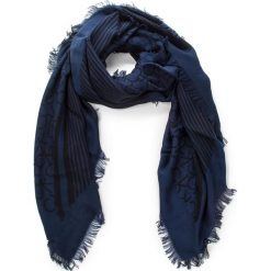Chusta CALVIN KLEIN - Printed Ck Scarf K60K604704 001. Szaliki marki CALVIN KLEIN. W wyprzedaży za 199.00 zł.