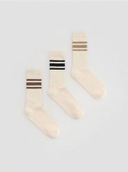 3 pack długich skarpet - złamana biel. Skarpety Reserved, bez wzorów. Za 49.99 zł.