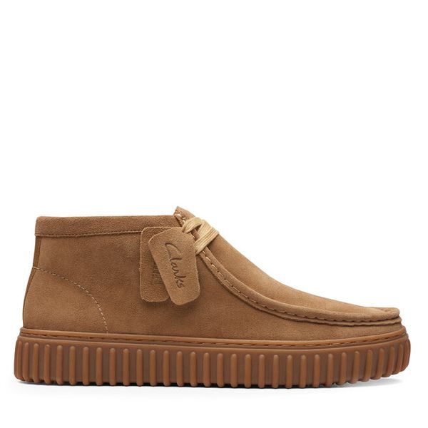 Trzewiki Clarks. Brązowe botki sznurowane Clarks, bez wzorów, bez obcasa, bez zapięcia. Za 599.99 zł.