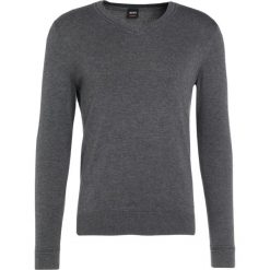 BOSS CASUAL AKYVIS Sweter medium grey. Swetry nierozpinane BOSS CASUAL. W wyprzedaży za 350.35 zł.