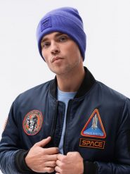 Czapka męska z naszywką - fioletowa V16 H103 - uniwersalny. Fioletowe czapki zimowe Ombre Clothing, z aplikacjami, prążkowane. W wyprzedaży za 19.99 zł.