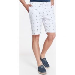 SZORTY MĘSKIE BIAŁE Z NADRUKIEM. Szorty marki TOP SECRET. W wyprzedaży za 34.99 zł.