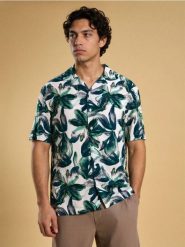 Wiskozowa koszula z krótkim rękawem - zielony. Zielone koszule Sinsay, l, bez wzorów, z wiskozy, bez kołnierzyka, bez ramiączek. Za 39.99 zł.