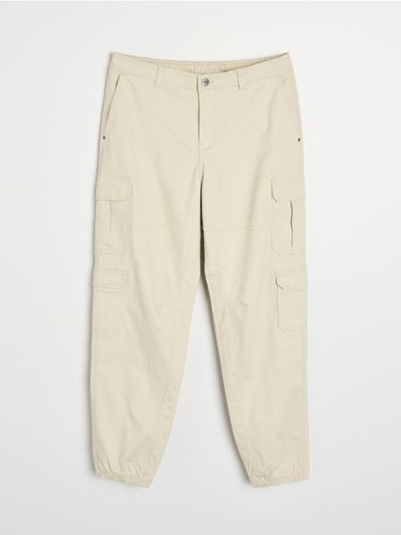 Spodnie cargo jogger - kremowy. Białe joggery i bojówki Sinsay, bez wzorów. Za 99.99 zł.