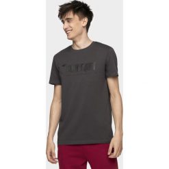T-shirt męski TSM074 - średni szary. Szare t-shirty 4F, bez wzorów, bez kołnierzyka, bez ramiączek. W wyprzedaży za 49.99 zł.