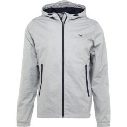 Lacoste Sport Kurtka przeciwdeszczowa nimbus/marine medway. Kurtki outdoor i hardshell marki Lacoste Sport. W wyprzedaży za 546.75 zł.