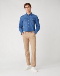 MĘSKIE SPODNIE MATERIAŁOWE WRANGLER GREENSBORO CORNSTALK W15QWAX4K 112127120. Spodnie materiałowe Wrangler, l, bez wzorów, z materiału. Za 209.99 zł.
