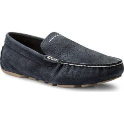 Mokasyny UGG - M Henrick Stripe Perf 1014642 M/Navy. Niebieskie mokasyny UGG, bez wzorów, z nubiku, bez obcasa, bez zapięcia. W wyprzedaży za 359.00 zł.