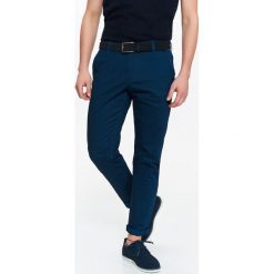 SPODNIE MĘSKIE W STYLU CHINO WE WZÓR O KROJU SLIM. Eleganckie spodnie marki TOP SECRET. W wyprzedaży za 79.99 zł.