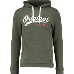 TOM TAILOR DENIM HOODY WITH WORDINGPRINT Bluza z kapturem woodland green. Bluzy z kapturem marki TOM TAILOR DENIM, m, z bawełny, z kapturem. W wyprzedaży za 152.10 zł.