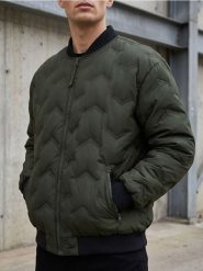 Kurtka puffer bomber z kieszeniami na zamek - khaki. Brązowe kurtki Sinsay, l, bez wzorów, bez kaptura. Za 119.99 zł.