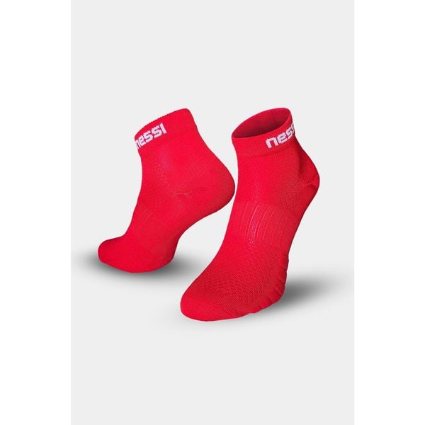 Bezszwowe skarpety oddychające Nessi Sportswear. Czerwone skarpety NESSI SPORTSWEAR, bez wzorów. W wyprzedaży za 35.90 zł.