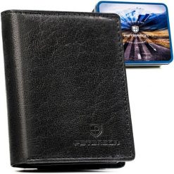 Pionowy portfel męski ze skóry naturalnej w czarnym kolorze, model bez zapięcia zewnętrznego - Peterson. Czarne portfele Peterson, bez wzorów, ze skóry. Za 108.00 zł.