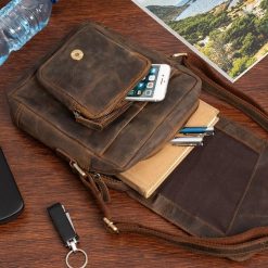 Torba męska skórzana na ramię mała listonoszka brązowa nubuk Beltimore S12. Brązowe torby na ramię bez wzorów, z nubiku, na ramię, małe, bez dodatków. Za 239.90 zł.