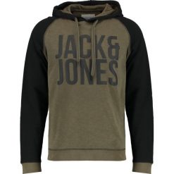 Jack & Jones JCOTAO REGULAR FIT Bluza z kapturem grape leaf. Bluzy z kapturem marki Jack & Jones, m, z bawełny, z kapturem. W wyprzedaży za 152.10 zł.