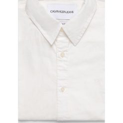 Calvin Klein Jeans - Koszula. Białe koszule Calvin Klein Jeans, l, bez wzorów, z bawełny, bez kołnierzyka, bez ramiączek. W wyprzedaży za 159.90 zł.