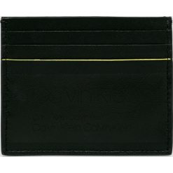 Calvin Klein - Portfel skórzany. Czarne portfele CALVIN KLEIN, bez wzorów, z materiału. W wyprzedaży za 119.90 zł.