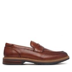 Półbuty Clarks. Brązowe eleganckie półbuty Clarks, bez wzorów, bez obcasa, bez zapięcia. Za 479.99 zł.