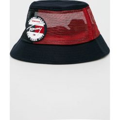 Tommy Jeans - Czapka. Niebieskie czapki zimowe Tommy Jeans, bez wzorów, z bawełny. W wyprzedaży za 179.90 zł.