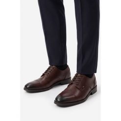 Półbuty GINO ROSSI. Brązowe eleganckie półbuty Gino Rossi, bez wzorów, bez obcasa, bez zapięcia. Za 449.99 zł.