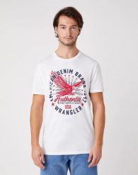 MĘSKI T-SHIRT WRANGLER SS CLASSIC AMERICANA WHITE W7AHD3989 112131341. Białe t-shirty Wrangler, m, bez wzorów, z bawełny, bez kołnierzyka, bez ramiączek. Za 69.99 zł.